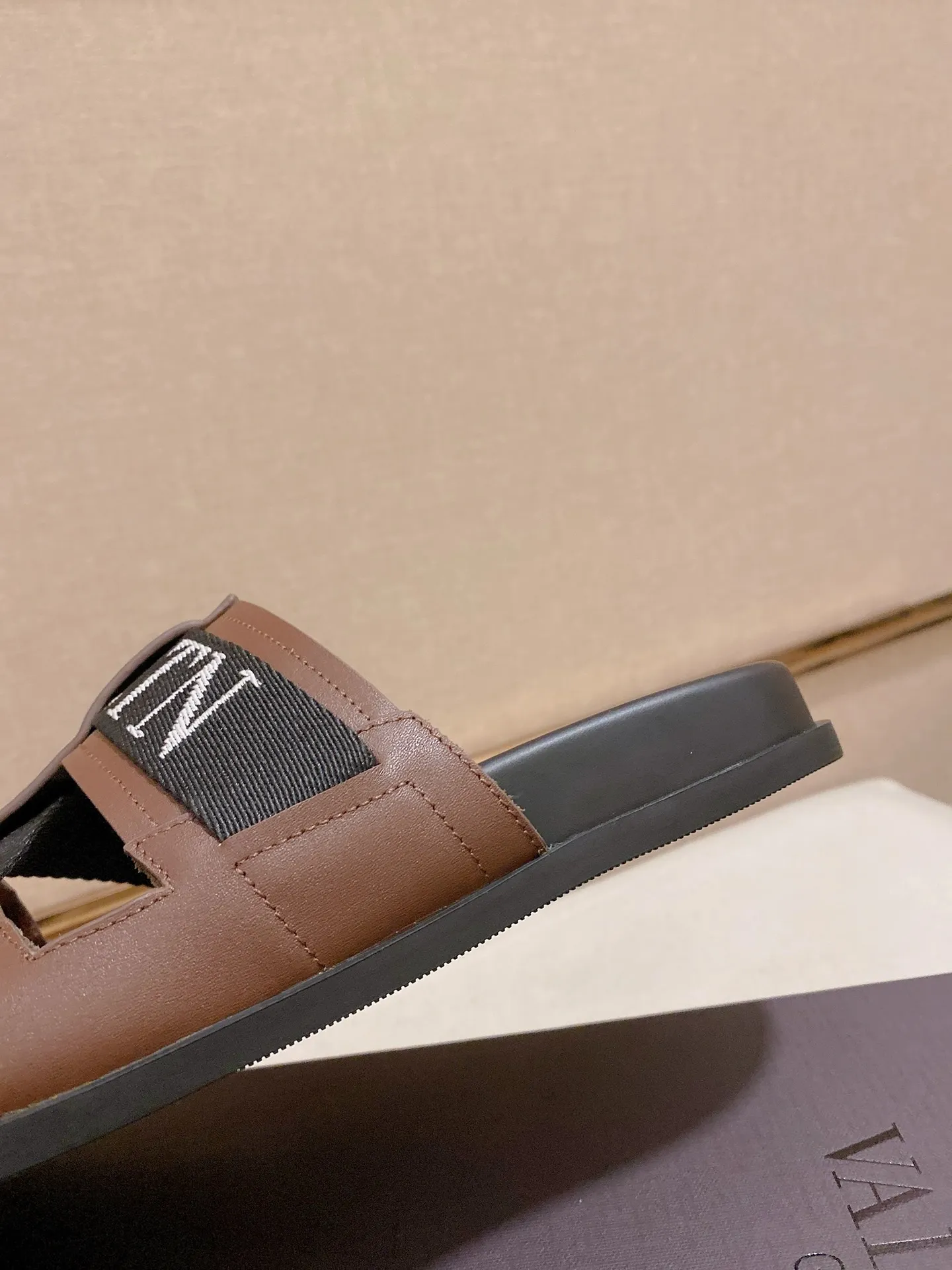 Men's shoes 💰: 480💰[Valentino] New couple 👫Boutique slippers, counter quality, classic plaid, the actual workmanship is quite complex🔰The uppers are made of imported fabrics➕🐑Sheepskin lining, which tests the craftsman's craftsmanship➕original PU outsole. Size: Women’s size: 35-44. Men's size 38-44 (can be customized to size 45, non-refundable)